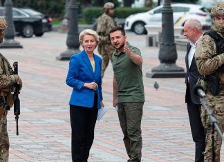 Rusia ironiza decisión de la UE de mantener diplomáticos en Kiev Medvédev cuestiona la permanencia de personal europeo en la capital ucraniana en medio de la escalada militar