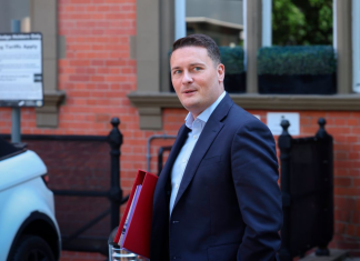 Renuncia ministro de Salud del Reino Unido Derrota electoral golpea al Gobierno de Keir Starmer en Reino Unido