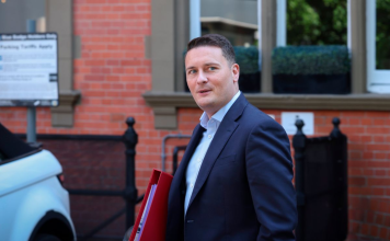 Renuncia ministro de Salud del Reino Unido Derrota electoral golpea al Gobierno de Keir Starmer en Reino Unido