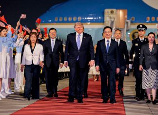 Trump llega a Beijing para cumbre con Xi Jinping Pekín recibe a Donald Trump con ceremonia oficial y guardia militar