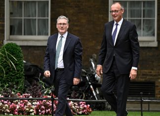 Alemania y Reino Unido: La caída de Merz y Starmer desata debate sobre su liderazgo Analistas advierten que ambos funcionarios podrían arrastrar a sus partidos de cara a futuras elecciones