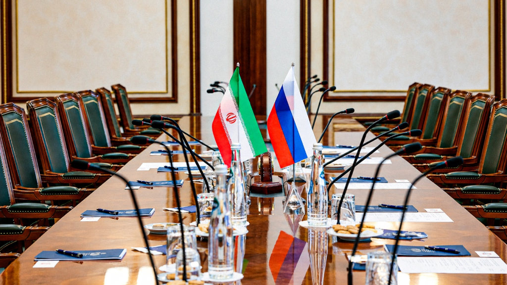 Irán condena ataques de EE.UU. mientras Rusia advierte