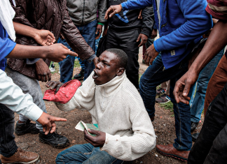 Sudáfrica expulsa a inmigrantes ante violencia xenófoba Inmigrantes en Sudáfrica han sido atacados y hostigados por grupos violentos