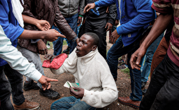 Sudáfrica expulsa a inmigrantes ante violencia xenófoba Inmigrantes en Sudáfrica han sido atacados y hostigados por grupos violentos