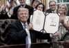 Trump incrementa presupuesto militar y de seguridad fronteriza Trump durante la firma de la ley migratoria en la Casa Blanca