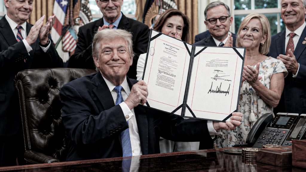 Trump durante la firma de la ley migratoria en la Casa Blanca