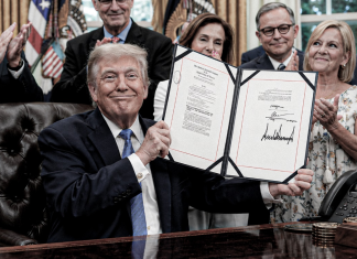 Trump incrementa presupuesto militar y de seguridad fronteriza Trump durante la firma de la ley migratoria en la Casa Blanca