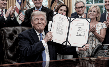 Trump incrementa presupuesto militar y de seguridad fronteriza Trump durante la firma de la ley migratoria en la Casa Blanca