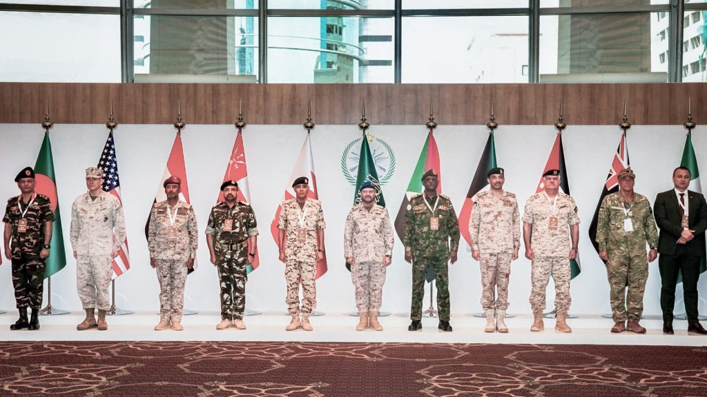 Arabia Saudita lidera una coalición de 14 países para proteger Bab el-Mandeb, mientras EE.UU. y Riad lanzan ataques conjuntos en Irak