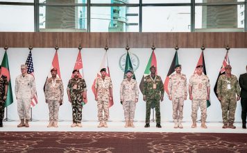 Alianzas militares elevan el riesgo de confrontación en Medio Oriente Arabia Saudita lidera una coalición de 14 países para proteger Bab el-Mandeb, mientras EE.UU. y Riad lanzan ataques conjuntos en Irak