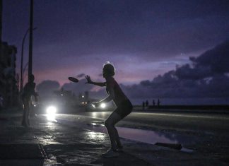 Cuba acusa a EEUU de provocar el colapso eléctrico en la isla Trabajadores de la Unión Eléctrica laboran para recuperar el Sistema Eléctrico Nacional tras una nueva desconexión