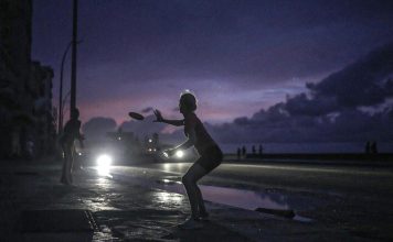 Cuba acusa a EEUU de provocar el colapso eléctrico en la isla Trabajadores de la Unión Eléctrica laboran para recuperar el Sistema Eléctrico Nacional tras una nueva desconexión