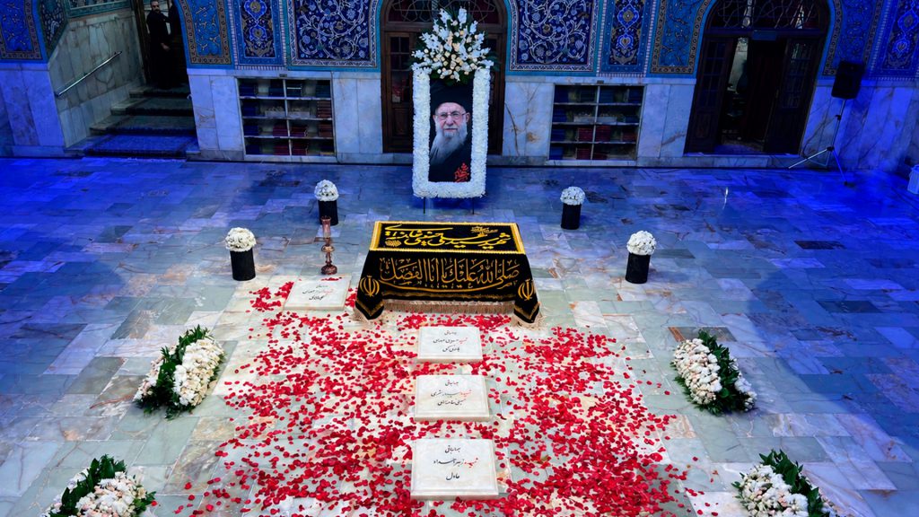 Dan último adiós a Ali Jamenei en santuario del Imam Reza, Mashhad