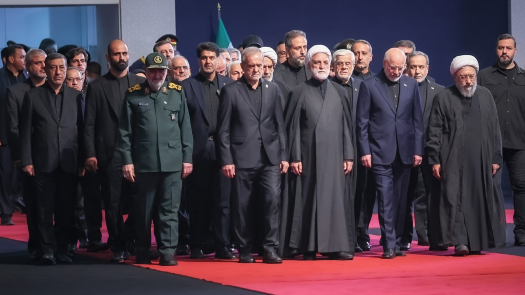 Altos funcionarios iraníes en las honras fúnebres del Ayatolá Alí Jameneí