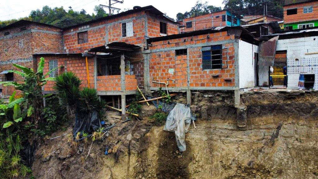 El colapso del terreno pone en riesgo viviendas, rutas escolares y el principal corredor logístico del país.