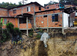 Megadeslizamiento amenaza vía clave de Colombia El colapso del terreno pone en riesgo viviendas, rutas escolares y el principal corredor logístico del país.