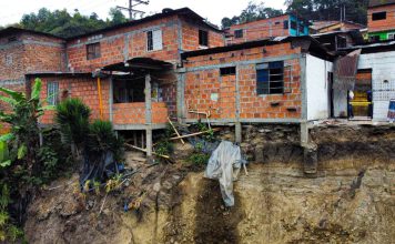 Megadeslizamiento amenaza vía clave de Colombia El colapso del terreno pone en riesgo viviendas, rutas escolares y el principal corredor logístico del país.