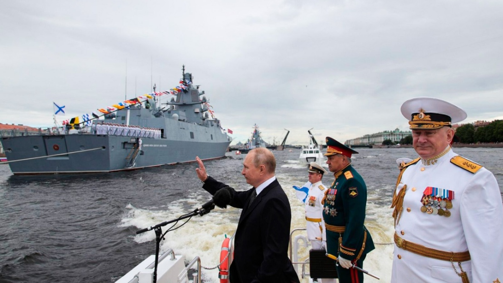 Putin destaca que la preparación de los marinos mejora mediante entrenamiento especializado y experiencia en combate.