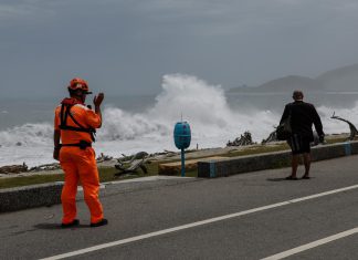 Supertifón Bavi golpea China y obliga a evacuar a casi dos millones de personas Fuertes lluvias y ráfagas de viento azotaron varias ciudades del este de China tras la llegada del supertifón Bavi