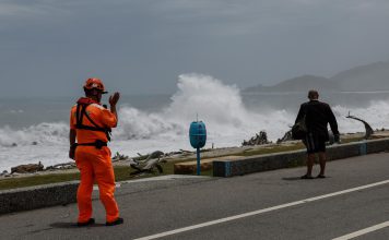Supertifón Bavi golpea China y obliga a evacuar a casi dos millones de personas Fuertes lluvias y ráfagas de viento azotaron varias ciudades del este de China tras la llegada del supertifón Bavi