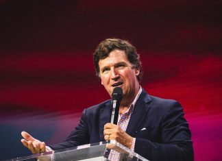 Tucker Carlson cuestiona finanzas secretas de la CIA CIA, bajo la lupa por su dinero secreto