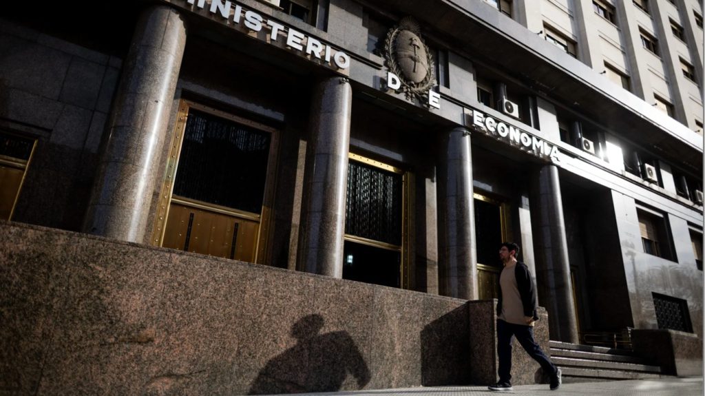 Fachada del Ministerio de Economía en Buenos Aires, Argentina