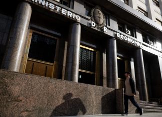 Argentina: Nueve de cada diez hogares están endeudados Fachada del Ministerio de Economía en Buenos Aires, Argentina