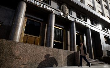 Argentina: Nueve de cada diez hogares están endeudados Fachada del Ministerio de Economía en Buenos Aires, Argentina