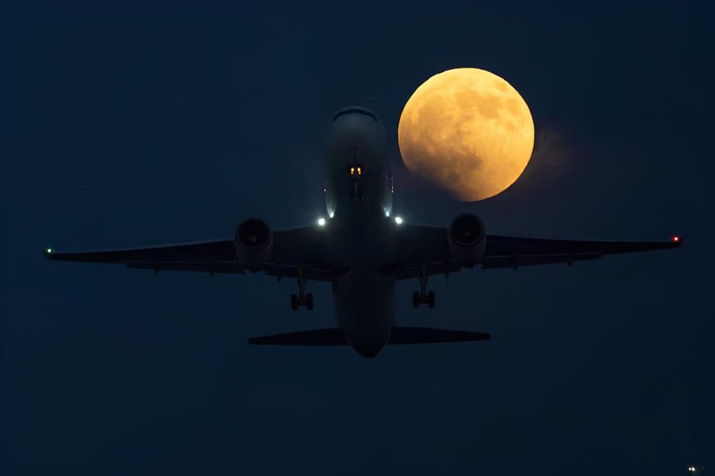 Avión captado durante su despegue en San Diego, California