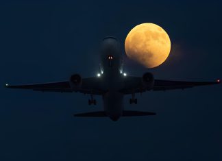 La “Luna de Sangre” cautiva al mundo: espectaculares imágenes del eclipse lunar Avión captado durante su despegue en San Diego, California