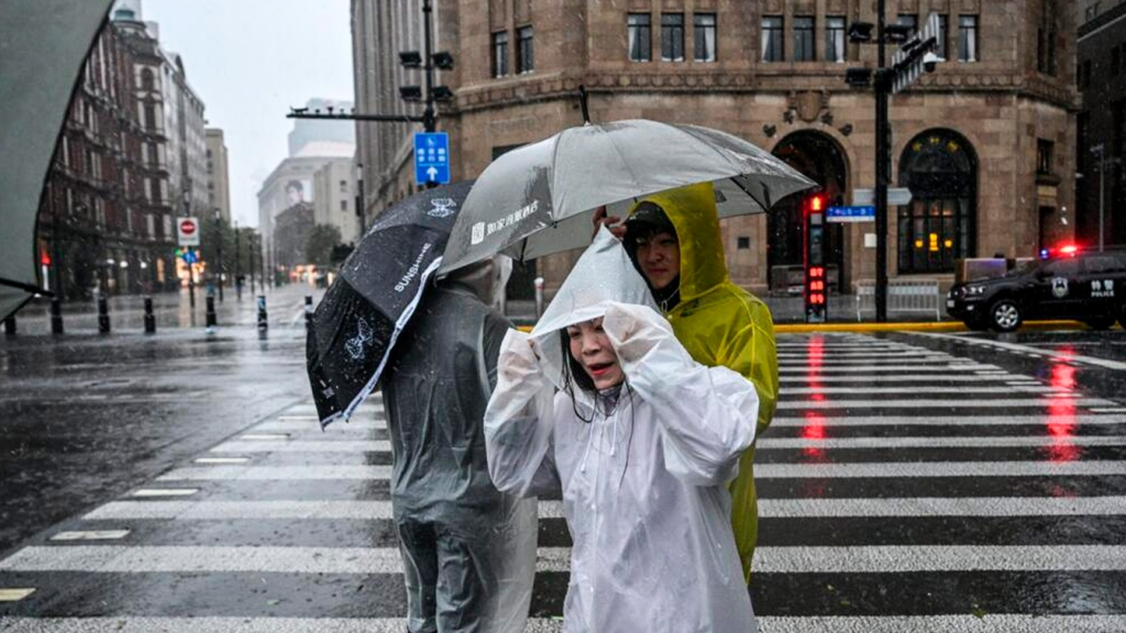 Tres tifones mantienen bajo vigilancia a China