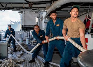 Crisis en el USS Abraham Lincoln por intentos de suicidio Un despliegue excepcionalmente largo aumenta la presión