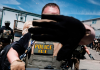 ICE pretende usar guantes eléctricos que “infringirían dolor” contra migrantes ICE planea incorporar guantes capaces de aplicar descargas eléctricas durante sus operaciones de detención en Estados Unidos.