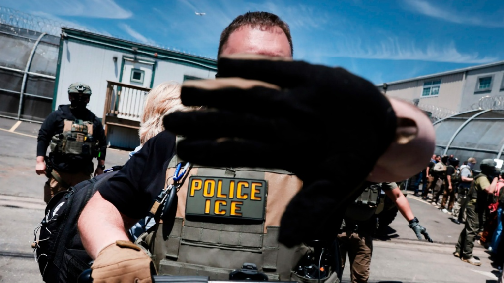 ICE planea incorporar guantes capaces de aplicar descargas eléctricas durante sus operaciones de detención en Estados Unidos.