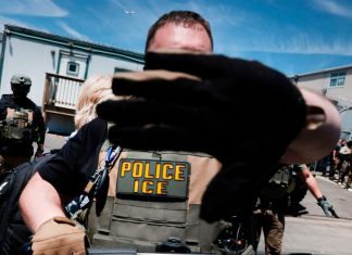 ICE pretende usar guantes eléctricos que “infringirían dolor” contra migrantes ICE planea incorporar guantes capaces de aplicar descargas eléctricas durante sus operaciones de detención en Estados Unidos.