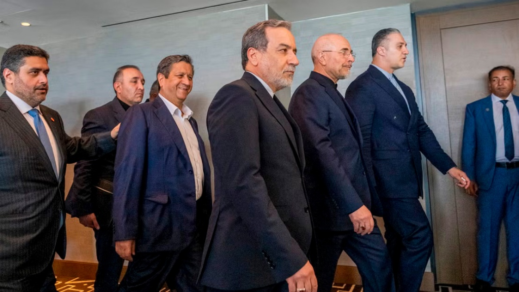 Irán y Omán trabajan en nuevas rutas de navegación por el estrecho de Ormuz, un proceso que Teherán considera independiente a negociaciones.
