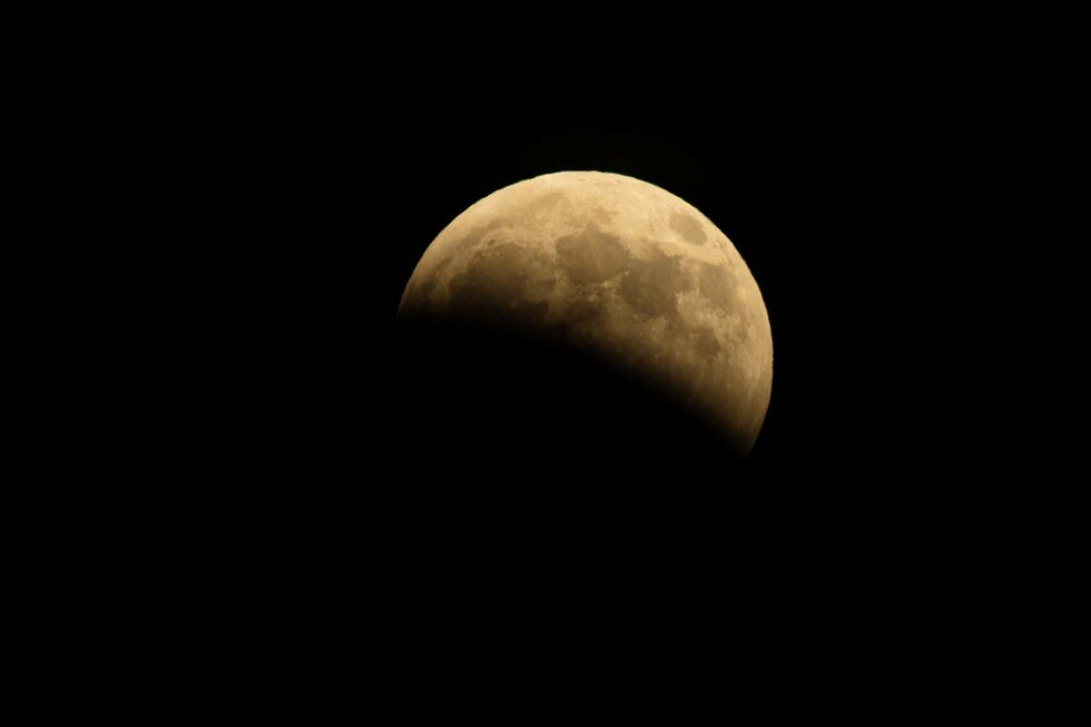 La Luna atraviesa la sombra proyectada por la Tierra durante el eclipse parcial, en San Diego, Estados Unidos