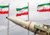 Irán lanza dura advertencia a Estados del Golfo por apoyo a EEUU Misil balístico iraní exhibido junto a las banderas oficiales de Irán durante un evento militar en Teherán