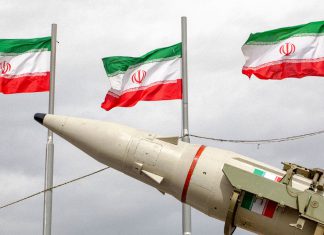 Irán lanza dura advertencia a Estados del Golfo por apoyo a EEUU Misil balístico iraní exhibido junto a las banderas oficiales de Irán durante un evento militar en Teherán