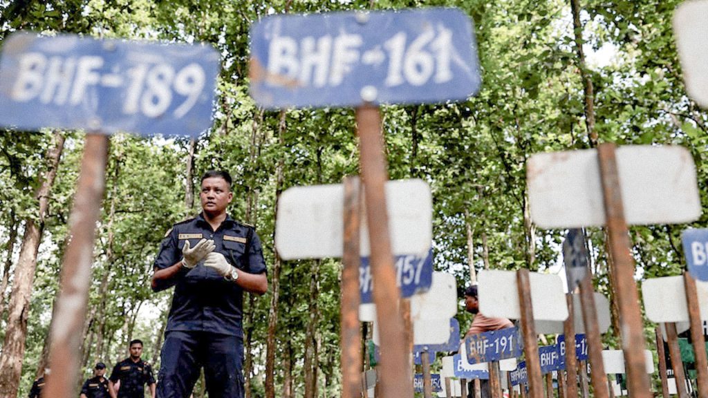 Un policía en el cementerio masivo de Devghat, Nepal