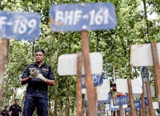Nepal inicia entierros masivos mientras más de 3.000 personas siguen desaparecidas Un policía en el cementerio masivo de Devghat, Nepal