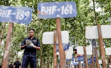 Nepal inicia entierros masivos mientras más de 3.000 personas siguen desaparecidas Un policía en el cementerio masivo de Devghat, Nepal