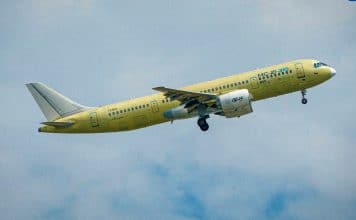 Rusia acelera su revolución aeronáutica al estrenar su avión MS-21 La aeronave realizó su vuelo inaugural desde la planta de Irkutsk