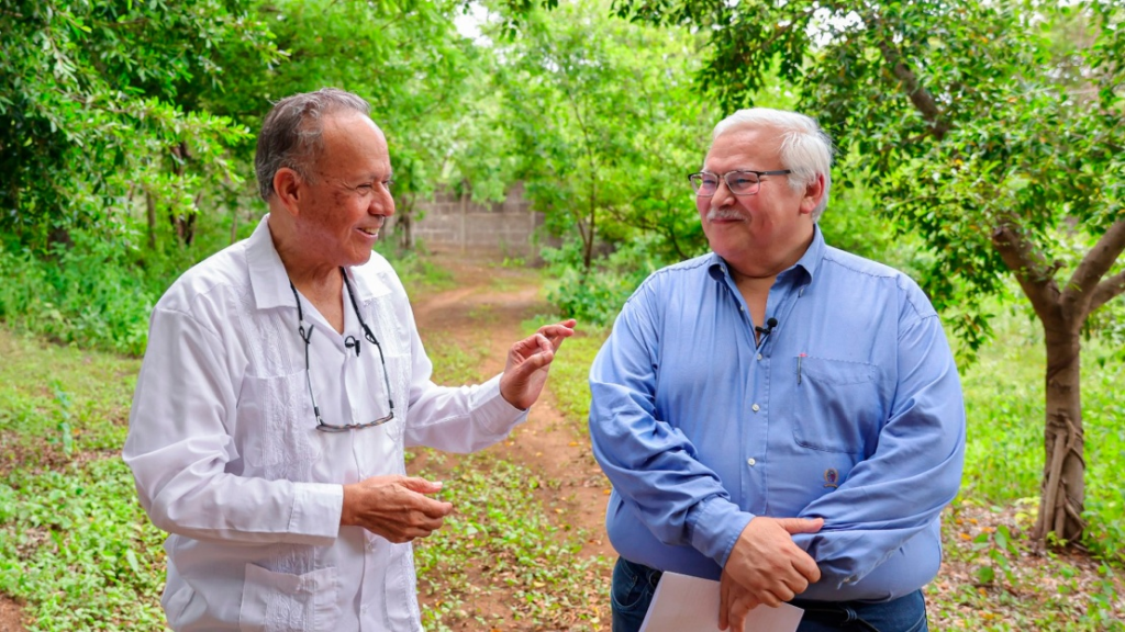 Periodista nicaragüense, Adolfo Pastrán, junto al sacerdote Abelardo Mata, durante su visita en finca del clérigo.