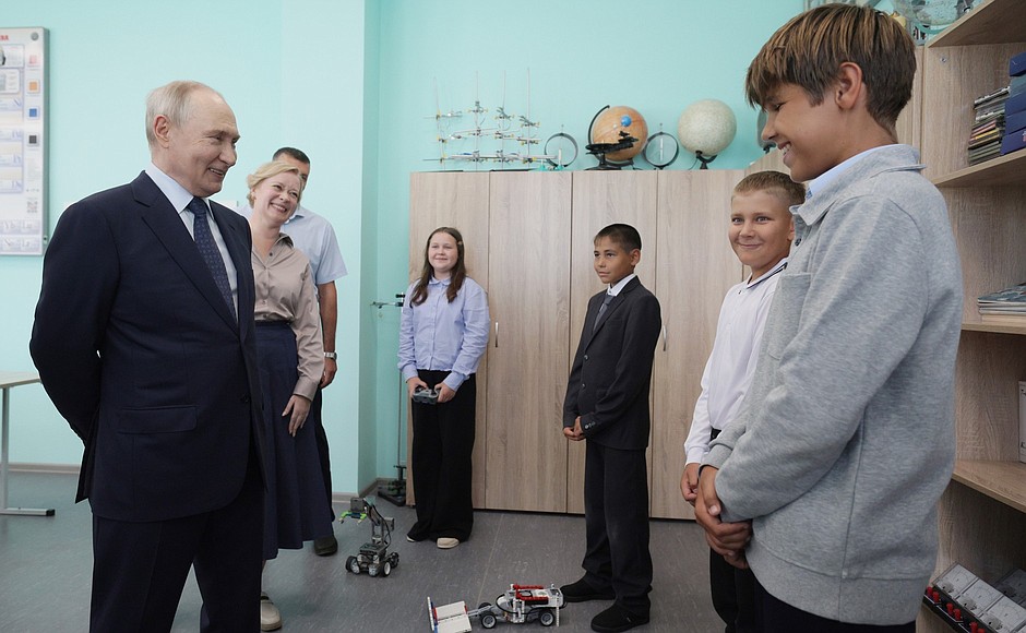 Presidente ruso conversando con estudiantes de Kuril