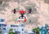 Aranceles de Estados Unidos contra drones chinos buscan bloquear comercio Dron de carga multirrotor sobrevuela una zona urbana para transporte de mercancías