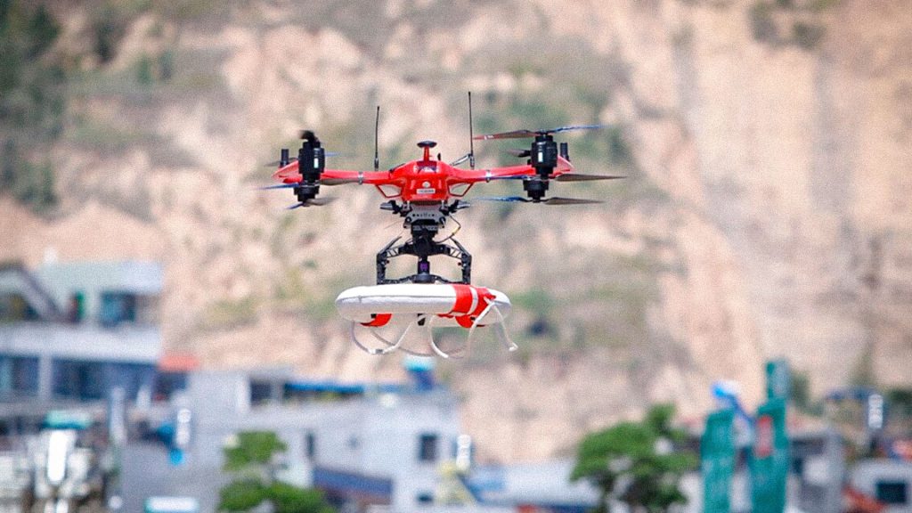 Dron de carga multirrotor sobrevuela una zona urbana para transporte de mercancías