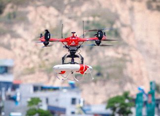 Aranceles de Estados Unidos contra drones chinos buscan bloquear comercio Dron de carga multirrotor sobrevuela una zona urbana para transporte de mercancías