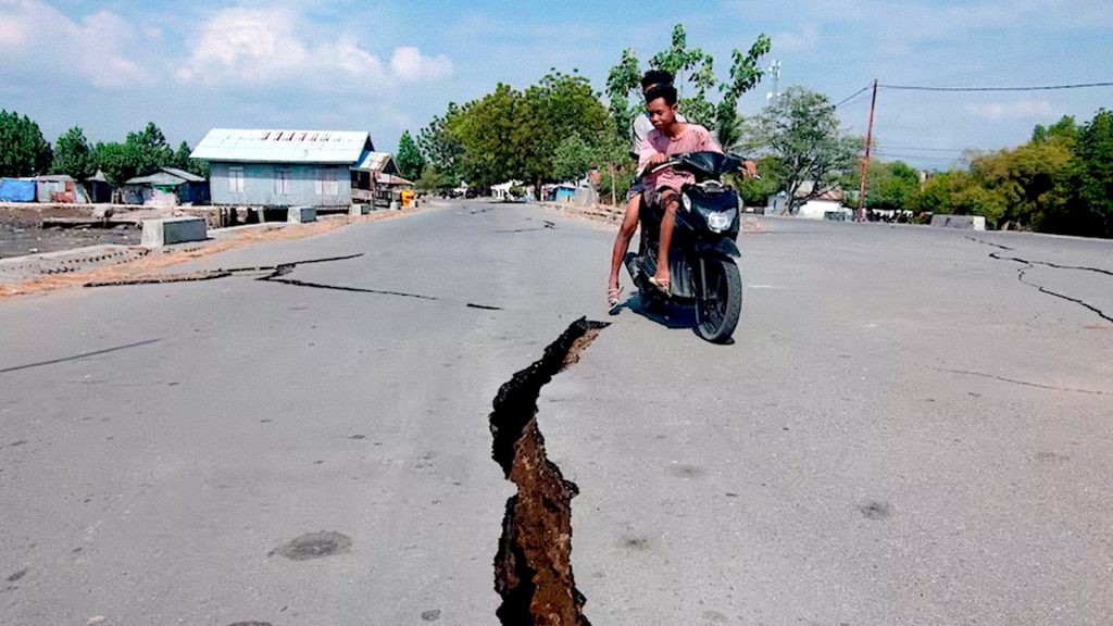 Aumenta a 65 muertes las víctimas del Terremoto en Indonesia