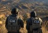 México confirma presencia legal de agentes de la CIA en su territorio Dos agentes de la CIA con equipo táctico observan un paisaje montañoso.